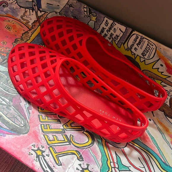 Red Mesh Slip-On Shoes - Picture 2 of 3